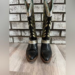 Size 5.5 women’s western boots. Great condition, very unique.